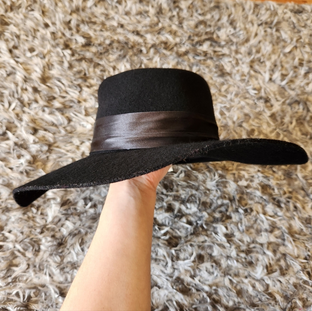 Women's Black Wool Hat with Ribbon